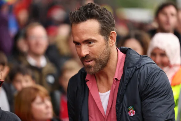 Imagem colorida de Ryan Reynolds - Metrópoles