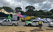 Reta final: ato de vice de Flávio tem fuzil de brinquedo e bandeira dos EUA - imagem 3 Reta final: ato de vice de Flávio tem fuzil de brinquedo e bandeira dos EUA - imagem 3