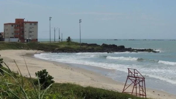 Imagem colorida de praia de Barra Velha, em Santa Catarina - Metrópoles