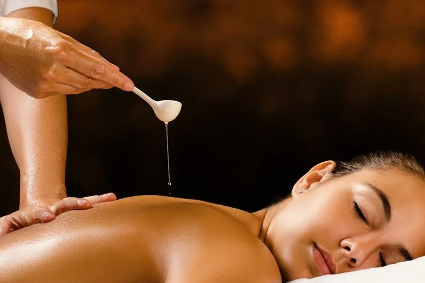 Massagem. É a forma perfeita para aplicar os óleos essenciais diretamente na pele, de forma a tratar dores musculares, infecções, problemas de pele ou dores articulares. Para isso, basta misturar algumas gotas do óleo essencial em um óleo vegetal, como o óleo de
arroz, de sésamo ou coco (ou outro óleo vegetal, creme ou gel). Idealmente, no óleo de massagem, apenas se deve misturar um, três ou cinco óleos essenciais (misturas), para garantir a não alteração das moléculas e melhor absorção pela pele Massagem. É a forma perfeita para aplicar os óleos essenciais diretamente na pele, de forma a tratar dores musculares, infecções, problemas de pele ou dores articulares. Para isso, basta misturar algumas gotas do óleo essencial em um óleo vegetal, como o óleo de
arroz, de sésamo ou coco (ou outro óleo vegetal, creme ou gel). Idealmente, no óleo de massagem, apenas se deve misturar um, três ou cinco óleos essenciais (misturas), para garantir a não alteração das moléculas e melhor absorção pela pele
