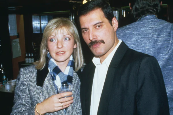 O cantor Freddie Mercury (1946 - 1991), do Queen, comparece ao Fashion Aid no Royal Albert Hall, em Londres, com sua amiga Mary Austin, em 5 de novembro de 1985.