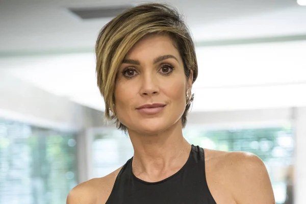 Foto de Flavia Alessandra com blusa preta e cabelo curto - Metrópoles