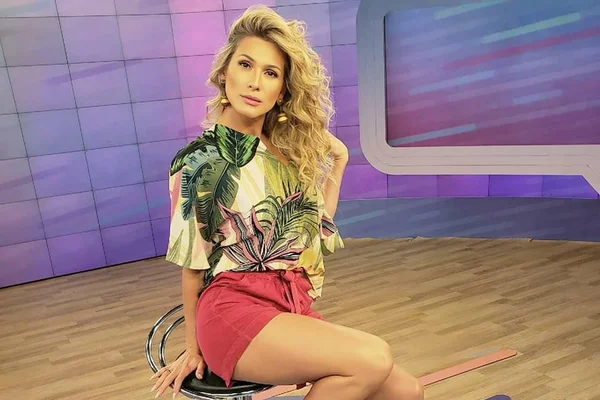Silvio Santos recua, mantém Lívia Andrade na geladeira e ela se revolta