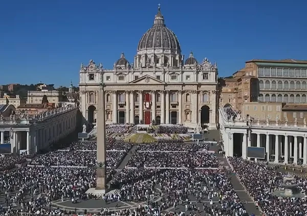 Praça do Vaticano fica lotada de fiéis para a missa de Páscoa - Metrópoles