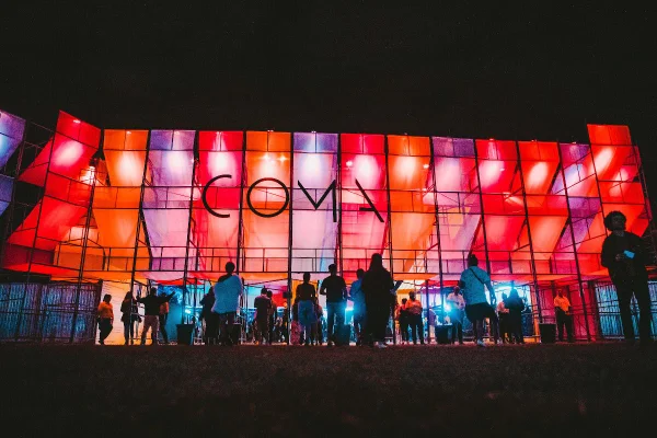 Imagem colorida - festival COMA - Metrópoles