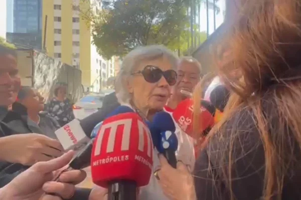 Imagem colorida mostra Miriam Mehler no velório de Laura Cardoso - Metrópoles