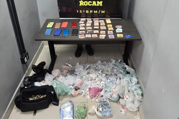 Imagem mostra drogas apreendidas pela PM - Metrópoles