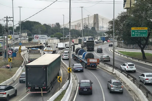 Imagem mostra trânsito em São Paulo - Metrópoles