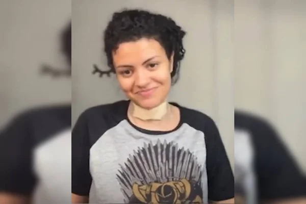 Foto colorida de jovem com pescoço cortado - Metrópoles