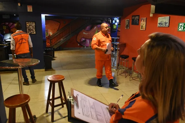 Agentes da Defesa Civil e bombeiros vistoriam casas noturnas no Distrito Federal