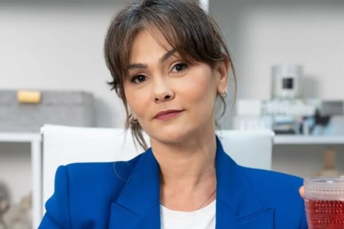 Suzana Alves, ex-Tiazinha, posa de blazer azul e cabelos presos Suzana Alves, ex-Tiazinha, posa de blazer azul e cabelos presos