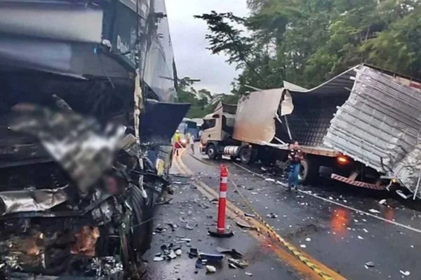 Colisão entre ônibus e carreta deixa 1 morto e 8 feridos em Minas