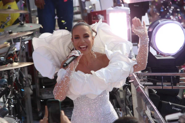 Foto colorida de Ivete Sangalo no Carnaval de Salvador - Metrópoles