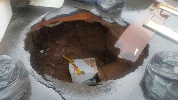 Temporal abre cratera na pista na Candangolândia