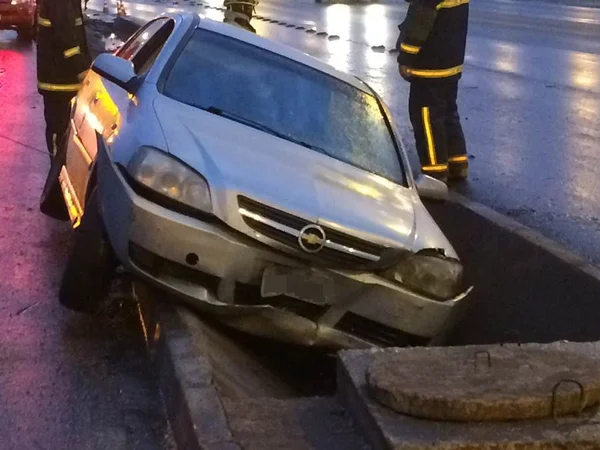 Carro cai em vala na EPTG na manhã desta sexta (30/10)