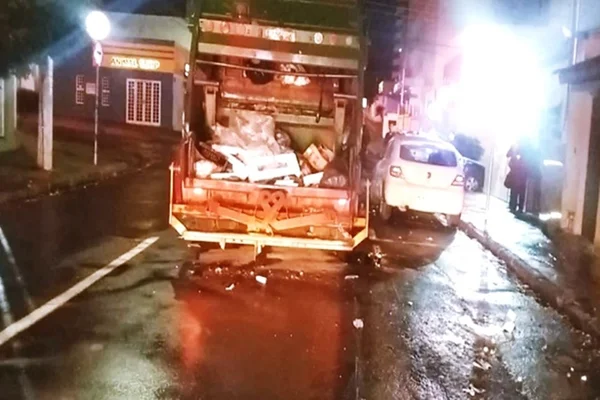 Jovem sem habilitação atropela gari que coletava lixo em avenida