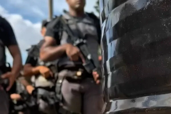 PM fardado segura fuzil, apontado para baixo, atravessado em frente ao corpo - Metrópoles