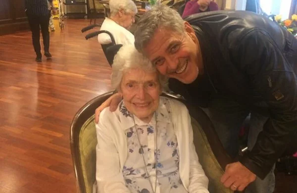 George Clooney surpreende fã de 87 anos ao visitá-la em asilo