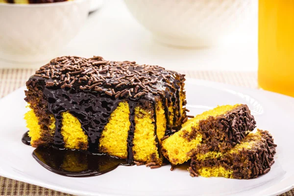 Bolo de milho com cobertura de chocolate