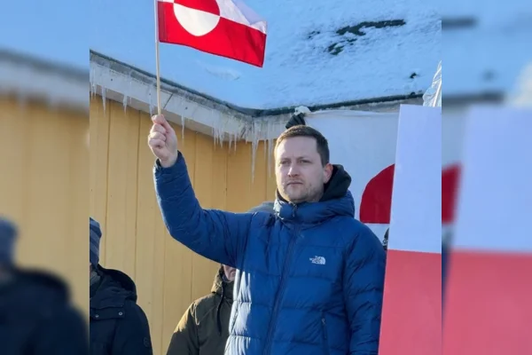 Imagem colorida de homem segurando bandeira