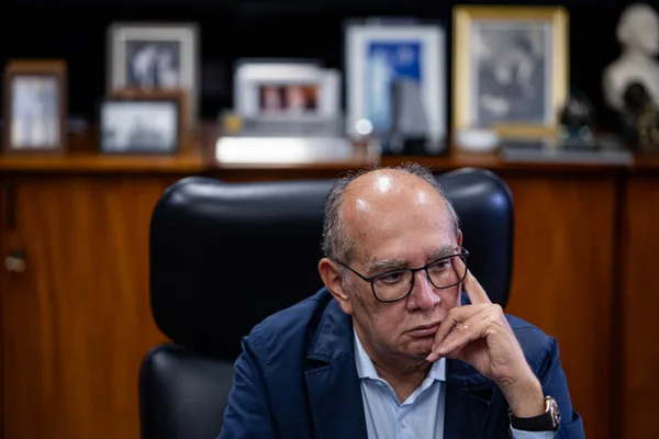 Imagem colorida do ministro do STF Gilmar Mendes em seu gabinete - Metrópoles