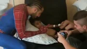 BBB18: Kaysar se veste de Homem-Aranha e visita crianças em hospital - imagem 6 BBB18: Kaysar se veste de Homem-Aranha e visita crianças em hospital - imagem 6