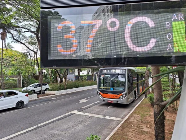 Imagem mostra termômetro em avenida - Metrópoles
