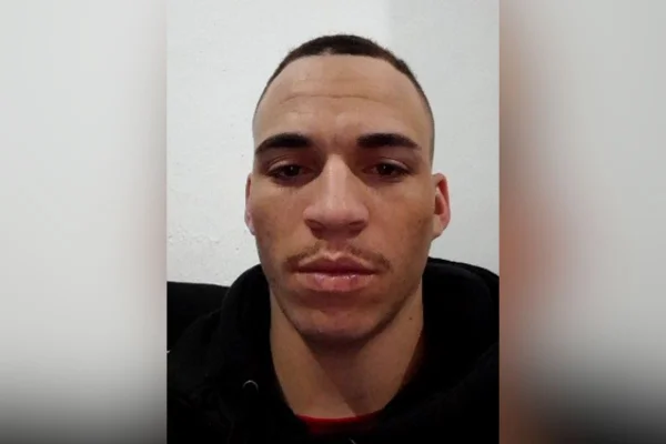 Imagens em preto e branco mostram documento com identificação de homem, de 20 anos, Kauan Alison Alves dos Santos