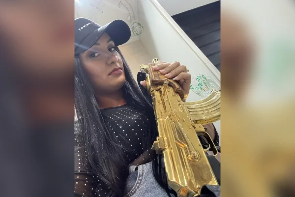Fariseus: “missionária do CV” posa com fuzil banhado a ouro no Rio