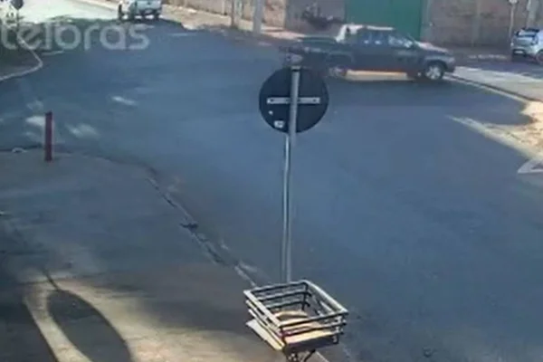 motociclista atingido por caminhonete em cruzamento de rio verde, goiás