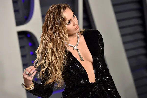 Celebridades estão abandonando stylists para se vestirem sozinhas
