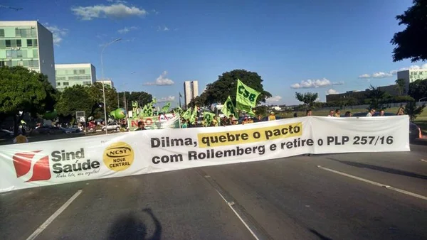 Servidores fecham trecho da Esplanada contra “PL da Maldição”