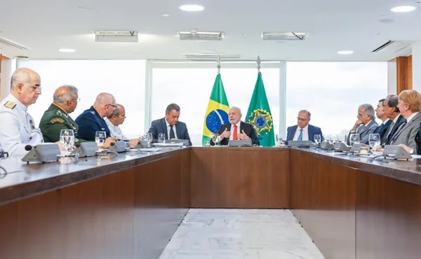 Lula promete investimento na Defesa em reunião com as Forças Armadas