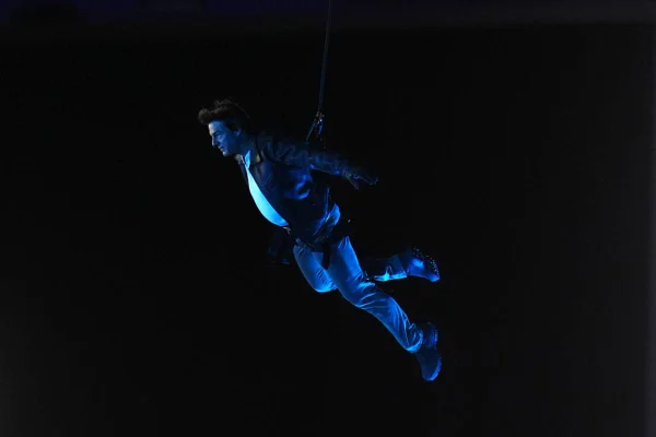 Olimpíadas de Paris: Tom Cruise salta de topo do estádio e impressiona
