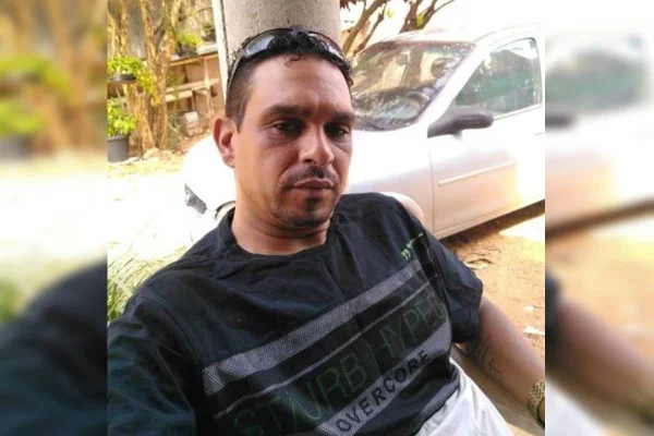 Homem com camisa cinza e óculos na testa - Metrópoles