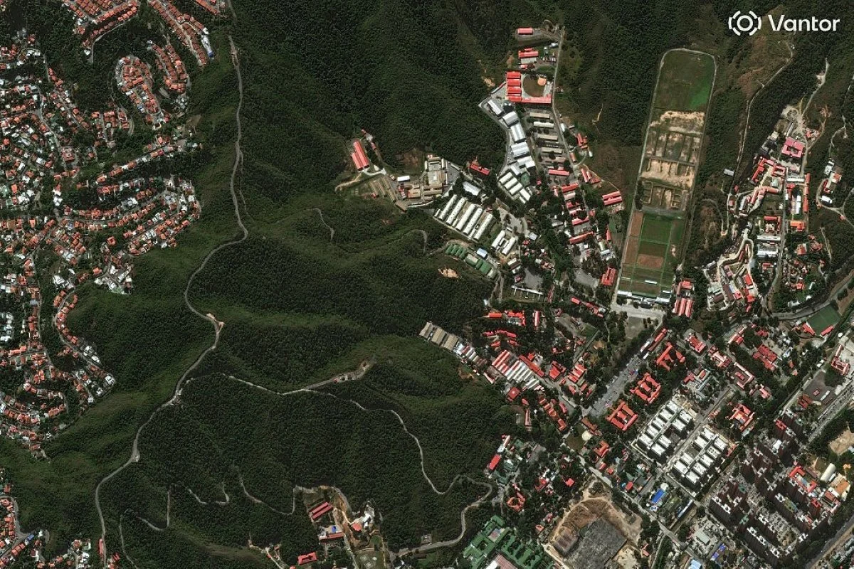 Visão geral do complexo militar Fuerte Tiuna e áreas urbanas vizinhas em Caracas antes dos ataques dos EUA Visão geral do complexo militar Fuerte Tiuna e áreas urbanas vizinhas em Caracas antes dos ataques dos EUA