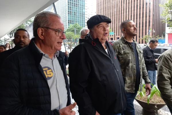 Imagem mostra apresentador José Luiz Datena, com boina escura - Metrópoles