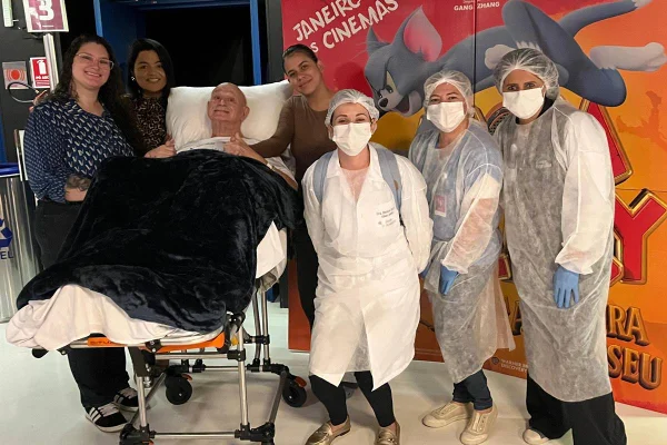 Médico internado há 1 ano viu Tom e Jerry no cinema com a família