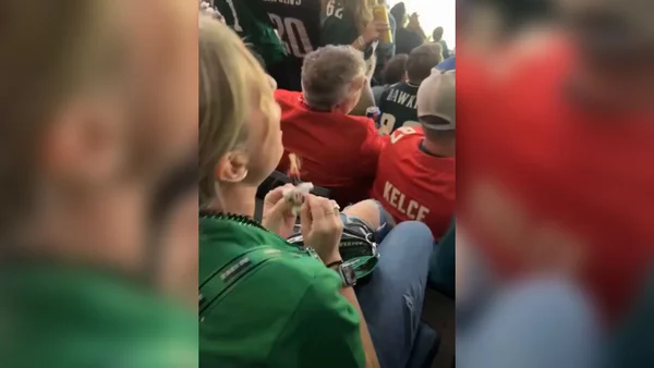 Imagem colorida da torcedora do Eagles com boneco vudu de Mahomes - Metrópoles
