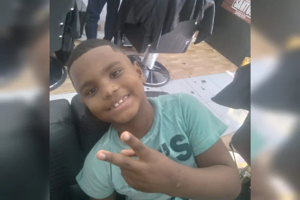 Foto colorida mostra Athos Nascimento, menino negro que tem hemofilia tipo A