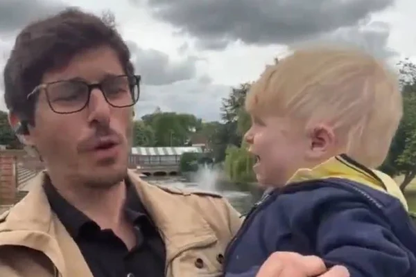Repórter entra ao vivo com filho no colo e passa perrengue