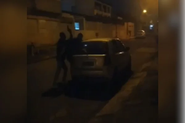 A Polícia Militar do Distrito Federal (PMDF), prendeu, na noite dessa quarta-feira (24/4), dois homens suspeitos de sequestrar um casal no Recanto das Emas. Os sequestradores foram encontrados na QNL 4 em Taguatinga.