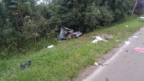 PR: motorista tenta ultrapassagem, bate contra carro e morre
