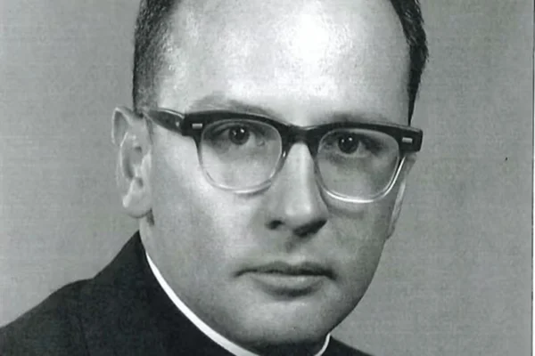 Imagem preto e branca de padre que estupro jovens - Metrópoles
