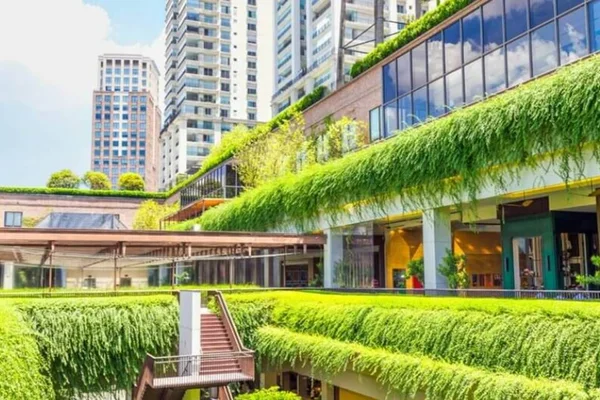 Imagem da parte externa do Shopping Cidade Jardim, em São Paulo, com prédios ao fundo