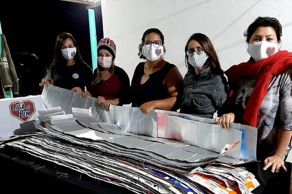 DF: grupo usa caixas de leite para isolar paredes de barracos contra o frio