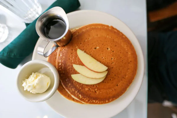 foco colorida de panqueca saudável de maçã