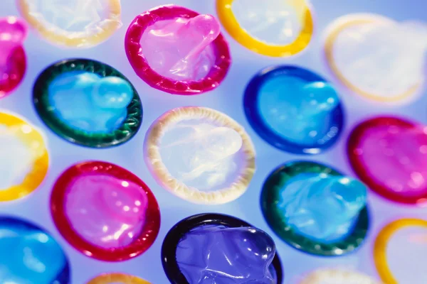 Camisinha texturizada e fina no SUS: médico explica relevância da ação