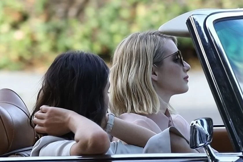 Bruna Marquezine apareceu ao lado de Emma Roberts Bruna Marquezine apareceu ao lado de Emma Roberts