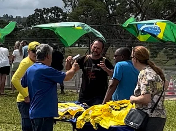 homens com bandeira do brasil